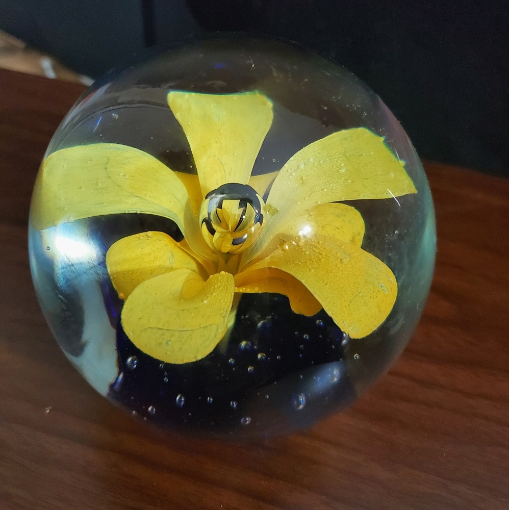 Gorgeous Murano Italian Art Glass yellow flower w/ blue Paperweight Vintage